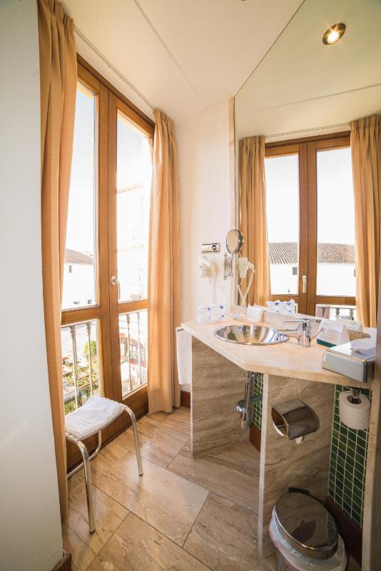 Standard Double Room image 3