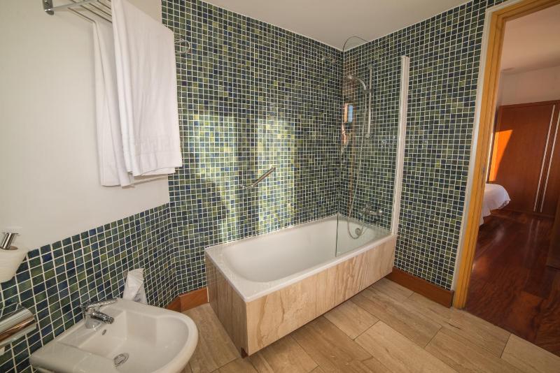 Standard Double Room image 4