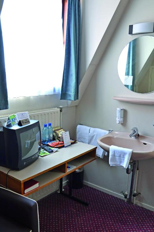 Budget Single Room image 4