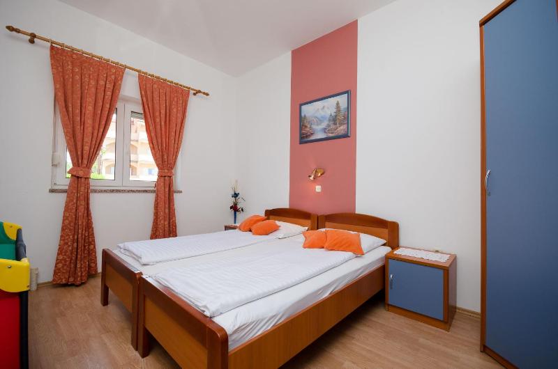 One-Bedroom Apartment image 4