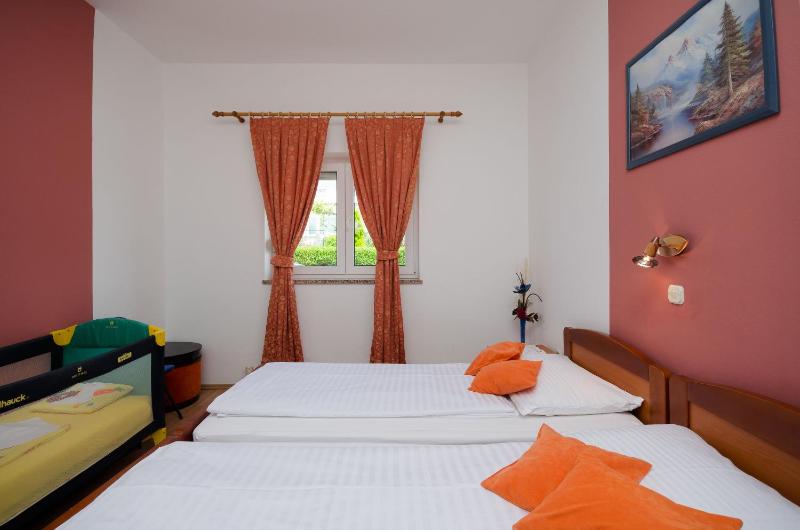 One-Bedroom Apartment image 3
