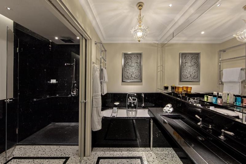 Imperial Twin Room image 3