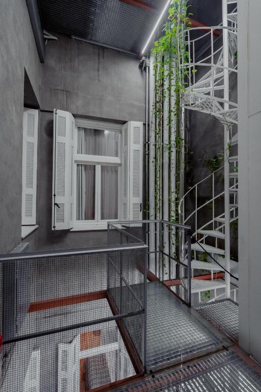 Petite Double Room (Interior Corridor) image 2