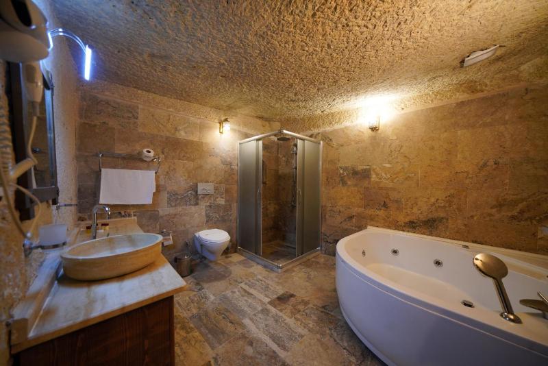 Suite Cave Room image 3