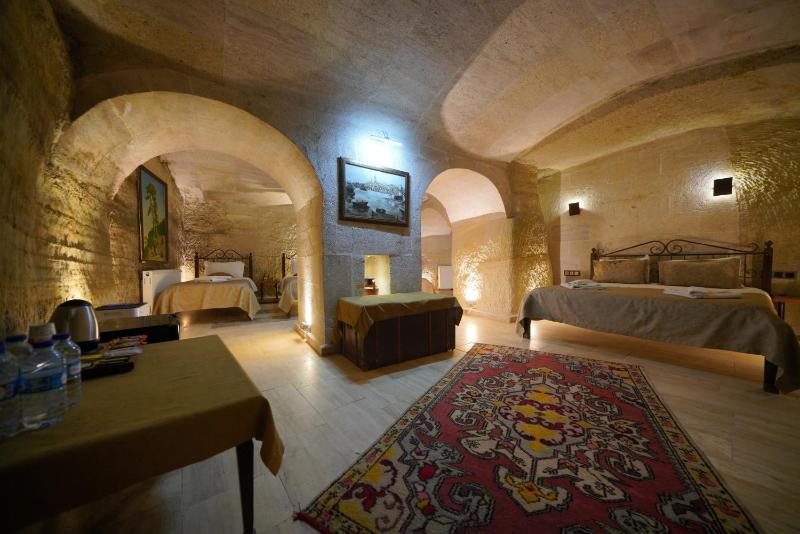 Deluxe Family Cave Room image 1