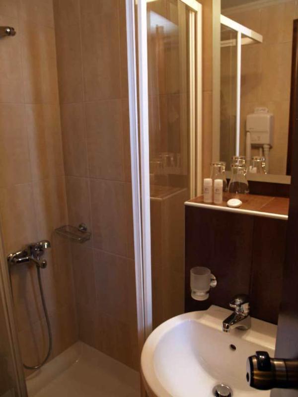 Twin Room image 3