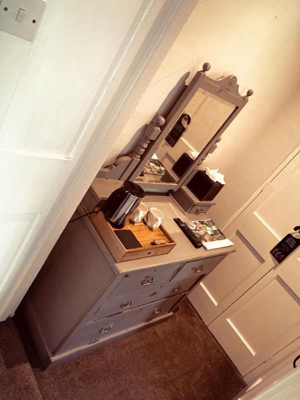 Standard Twin Room image 4