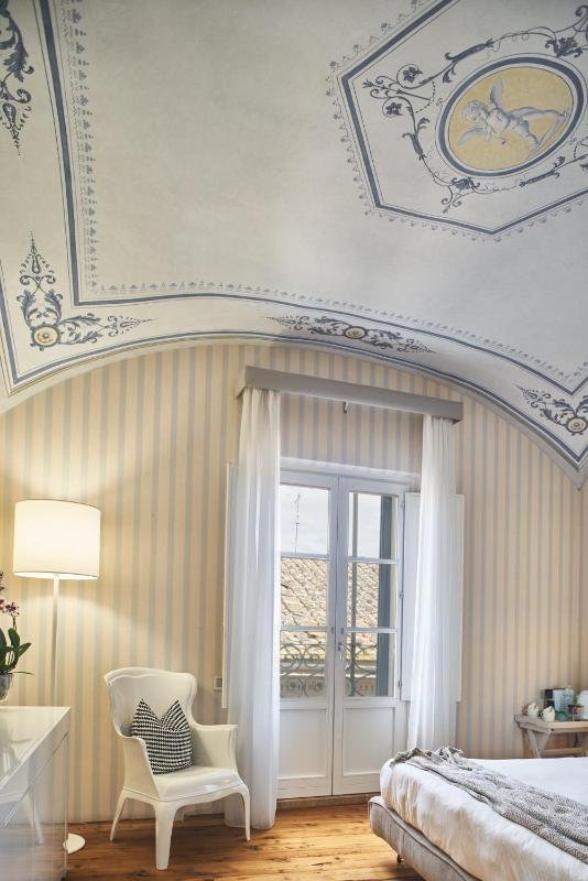 Superior King Room image 4