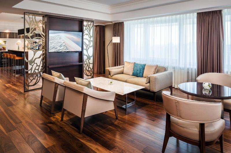 Senator Suite with Executive Lounge Access image 4