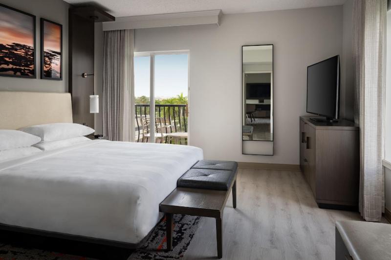 One-Bedroom Suite, 1 Bedroom Larger Suite, 1 King, Sofa bed image 4