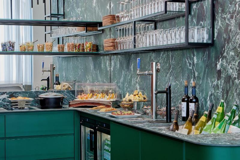 King Room - Club Lounge Access image 4