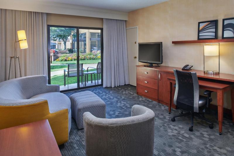 One-Bedroom Suite with Courtyard View image 3