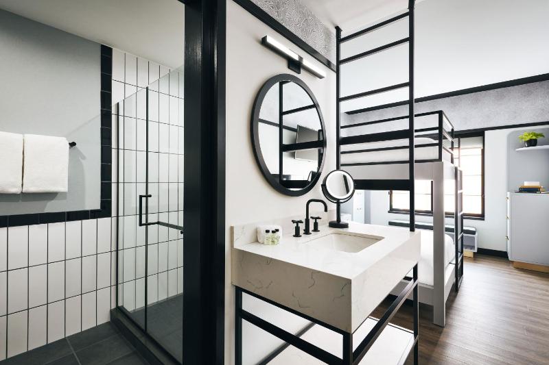 Guest room with 2 Queen bunk image 2