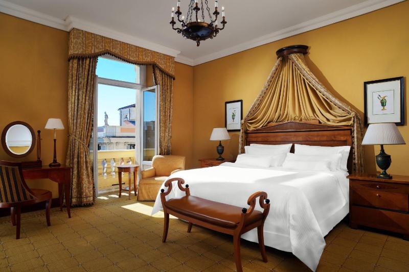 Grandluxe Double King, Larger Guest room, 1 King image 3