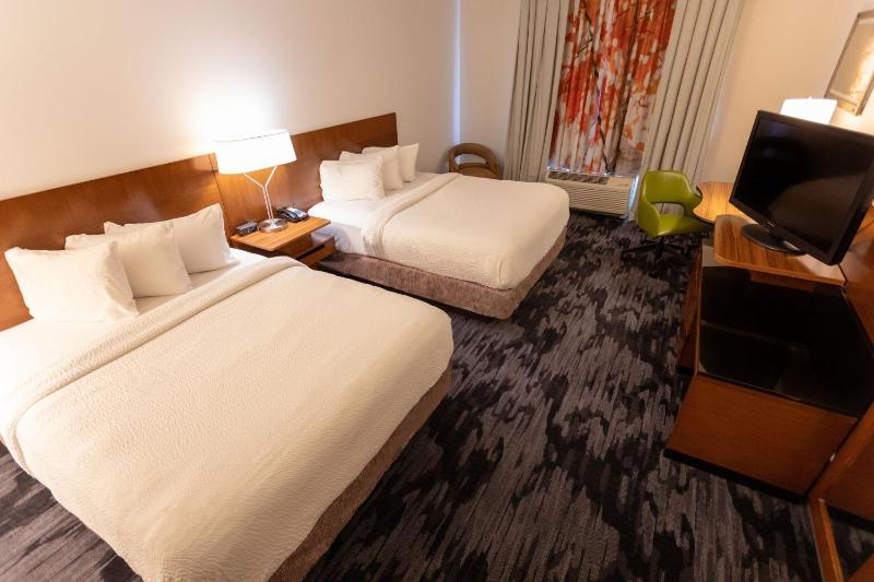 Queen Room with Two Queen Beds and Adapted Tub - Mobility Accessible image 1