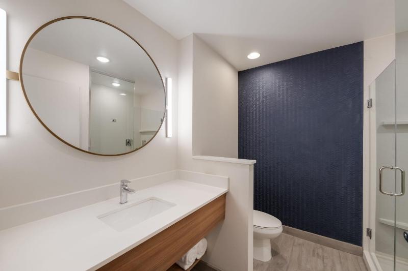 Fairfield by Marriott Inn & Suites Virginia Beach Town Center - image 2
