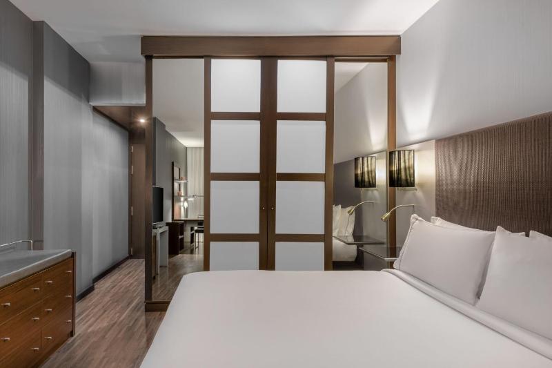 Superior King Room image 4