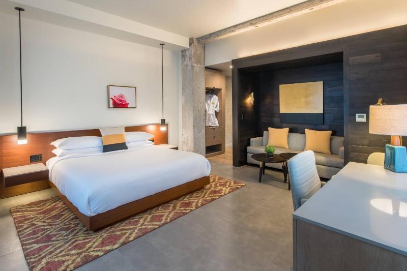 Corner Junior King Suite with City View image 3