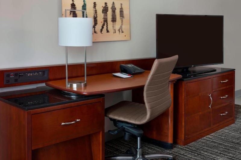 1 Bedroom Executive Suite, 1 King, Sofa bed, Courtyard view