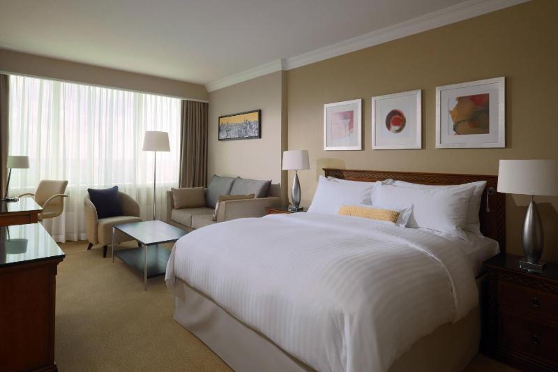 Executive Room, Club lounge access, Guest room, 1 King image 1