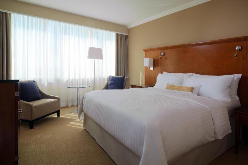 Business Suite Club Lounge Access image 1