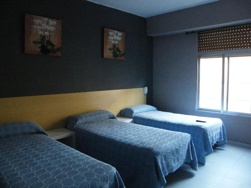 Triple Room with Shared Bathroom image 2