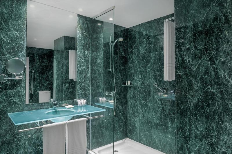 Standard Accessible King, Guest room, 1 King image 4