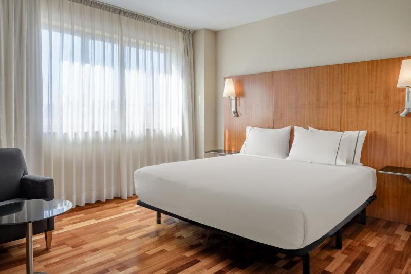 Standard Accessible King, Guest room, 1 King image 3