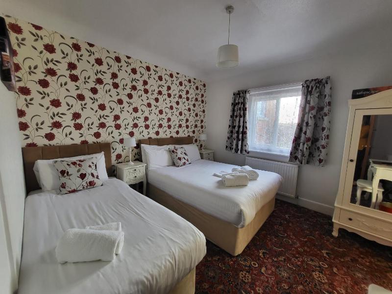 Triple Room with Bath image 3