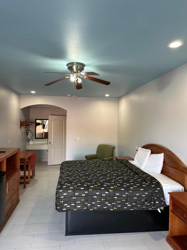 King Room - Non-Smoking image 3
