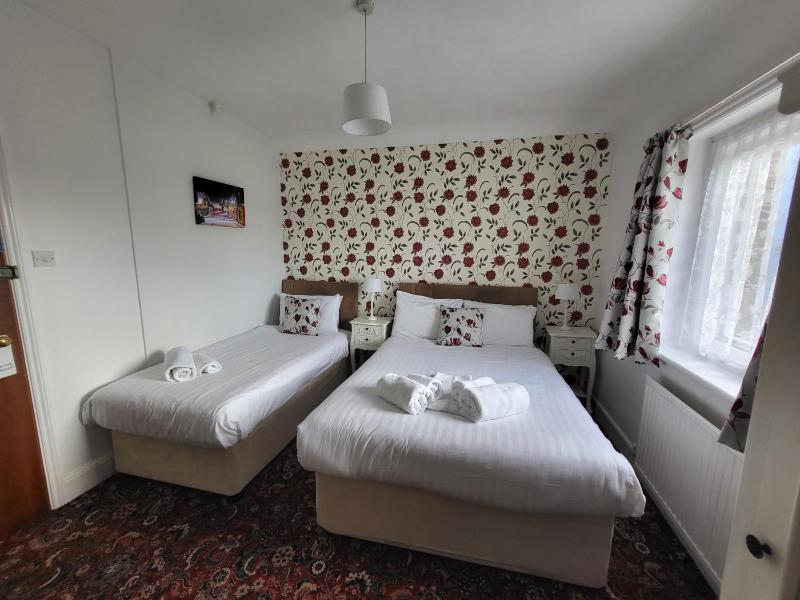 Triple Room with Bath image 1