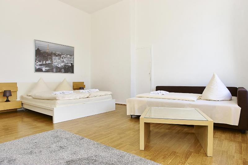 Studio Apartment (3 Adults) - Olivaerplatz 18 image 3