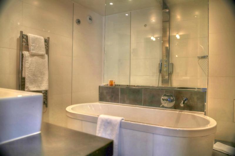 Suite (4 Adults) image 3