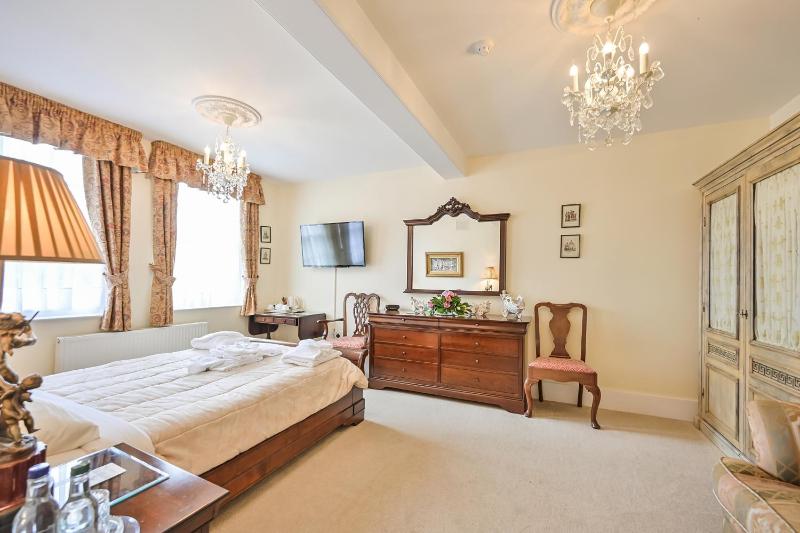 Deluxe King Room with Private Bathroom image 4