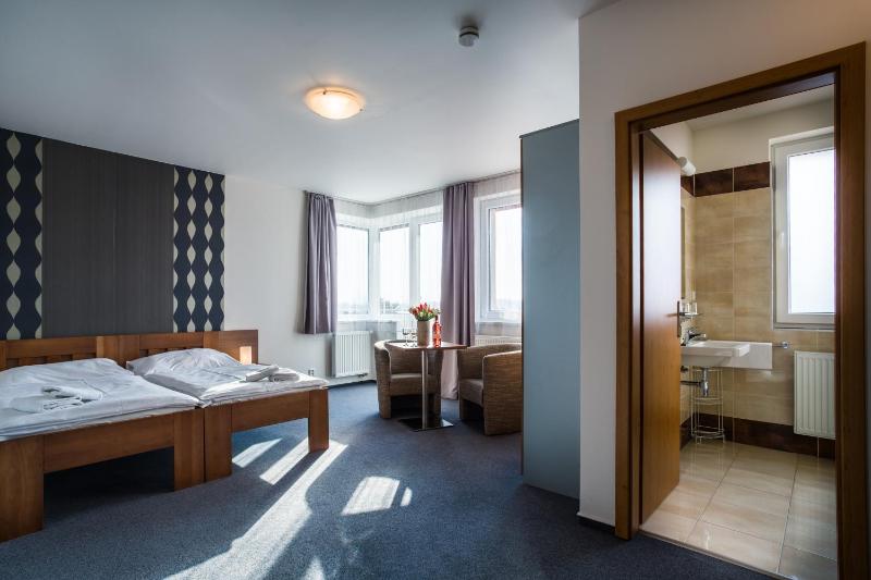 Double Room image 3