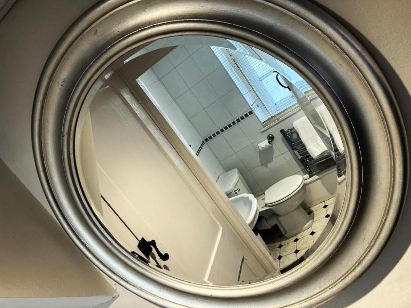 Standard King Room image 4