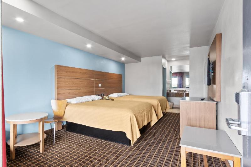 Double Queen Room - Non-Smoking image 4