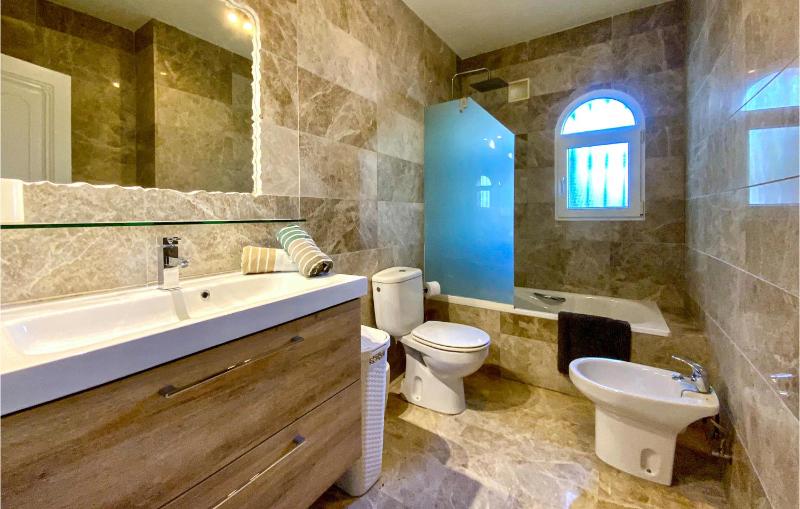 Gorgeous Home In Orihuela Costa - image 28
