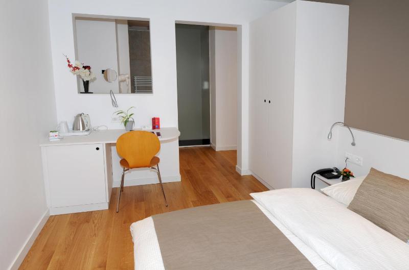 Double Room image 3