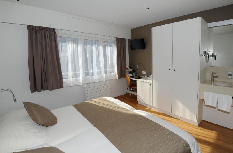 Double Room image 4