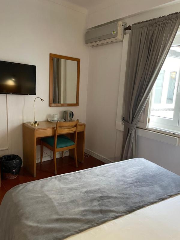 Basic Double Room image 2