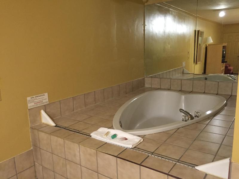 King Room with Spa Bath - Smoking image 3