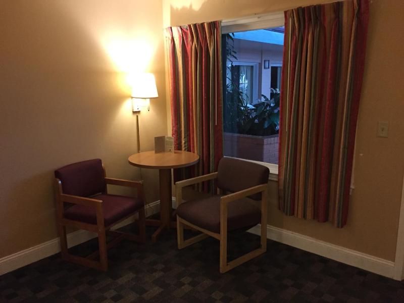 King Room - Poolside image 4