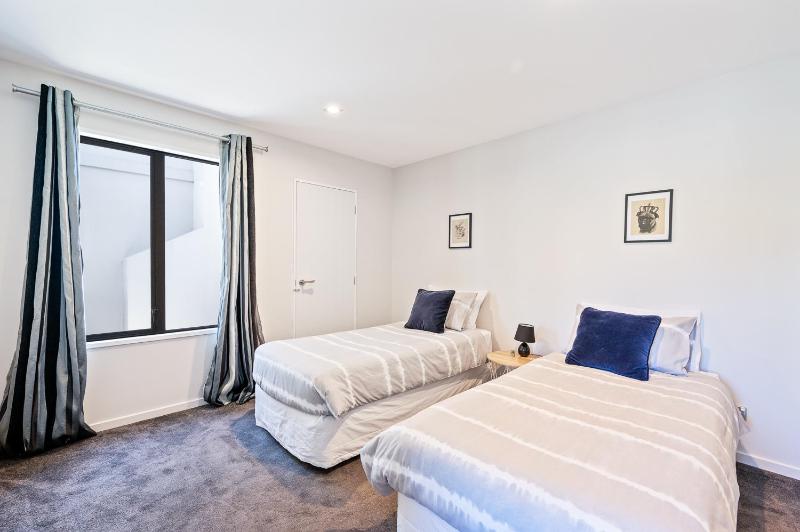 IRONSIDE LAKEVIEW TOWNHOUSE - image 9