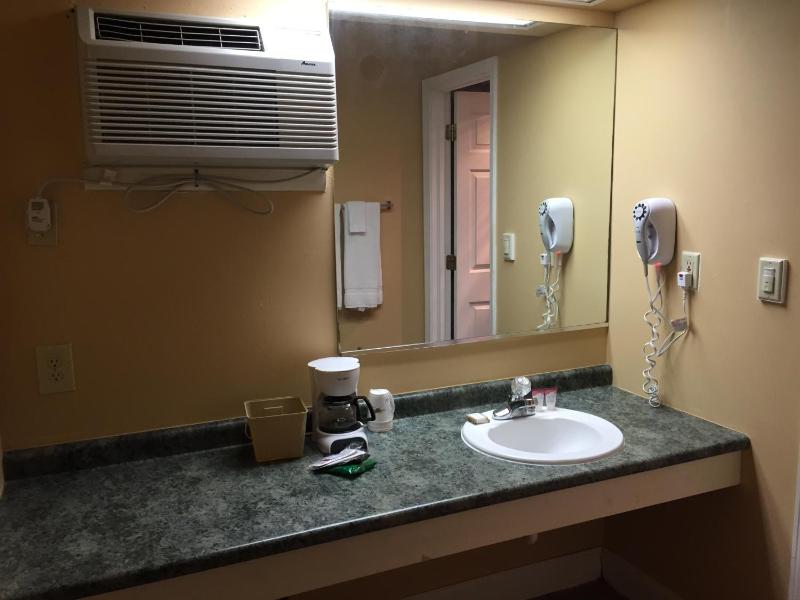 Standard Room with Two Double Beds - Pool Side/Non-Smoking image 3