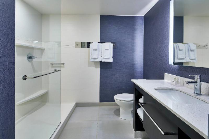 1 Bedroom Suite, 1 King, Sofa bed image 4