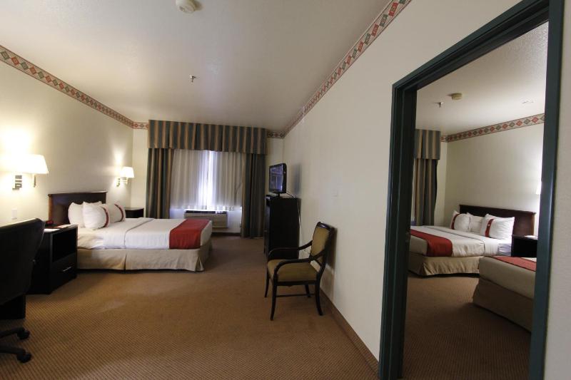 Studio Suite with Three Queen Beds - Non-Smoking image 2