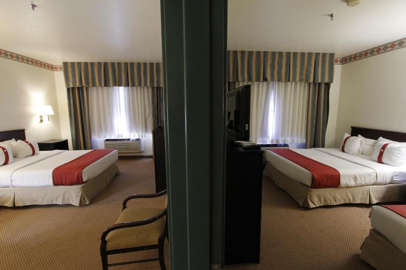 Studio Suite with Three Queen Beds - Non-Smoking image 3