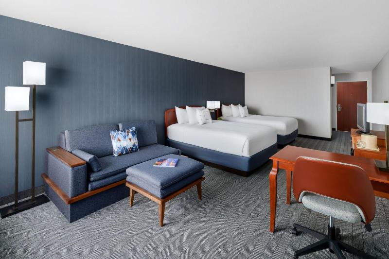 Queen Room with Two Queen Beds - Non-Smoking image 1