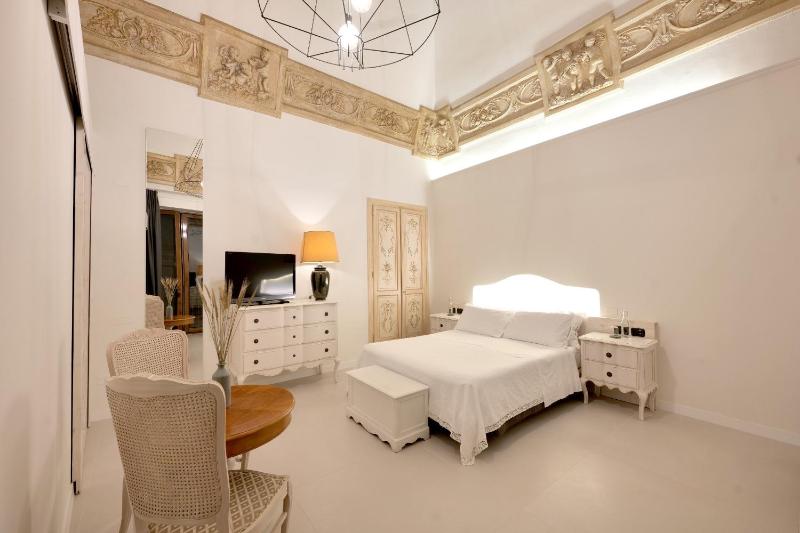 Deluxe Double Room image 2